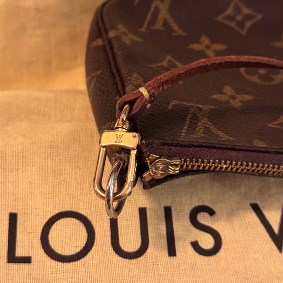Louis Vuitton Monogram Pochette Accessoires Handbag - Picture 3 of 12